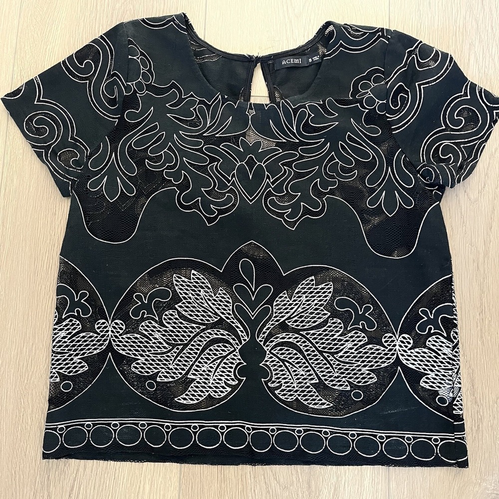 ACEMI Black Cut-Out Eyelet Lace Short Sleeve Top Blouse Sz Small